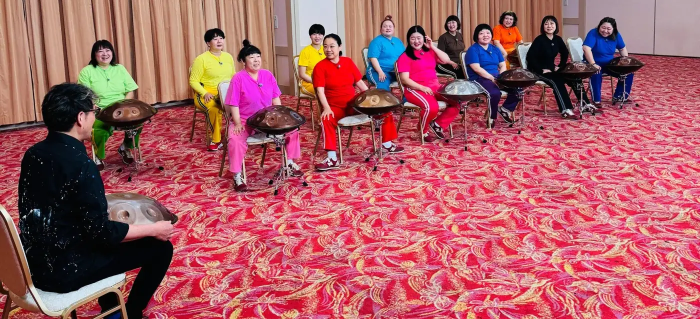 イッテQの収録前に、MASH handpan.のハンドパン（D Sabye）で練習する12人の出演者